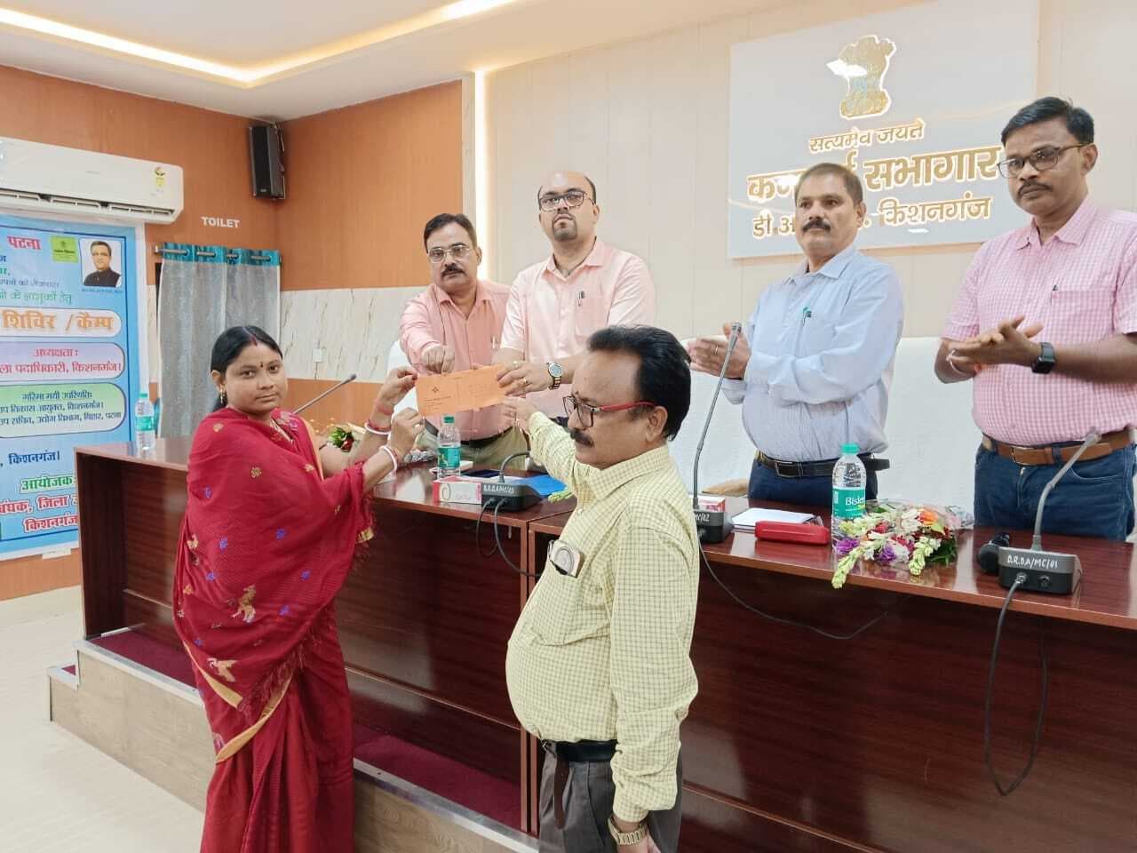 डीडीसी ने लाभुकों के बीच किया ऋण स्वीकृति पत्र का वितरण