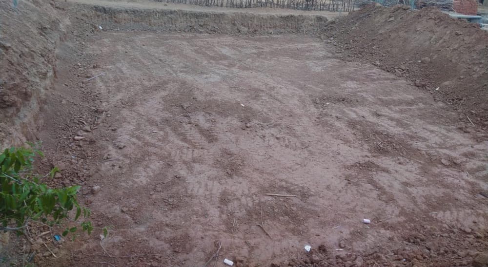 मजदूरों की बजाय जेसीबी से कराया जा रहे हैं कार्य