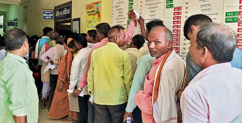 सदर अस्पताल में सुबह सात बजे से ही रजिस्ट्रेशन काउंटर पर लग रही कतार