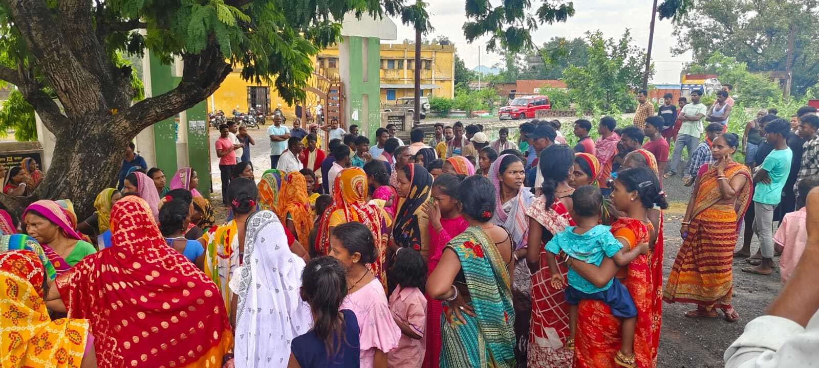 मृत महिला के परिजनों ने मुआवजे की मांग को लेकर खागा थाना का किया घेराव