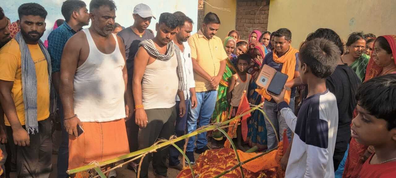 अनि का शव लोहसिंहना पहुंचते ही परिजनों के बीच मचा कोहराम