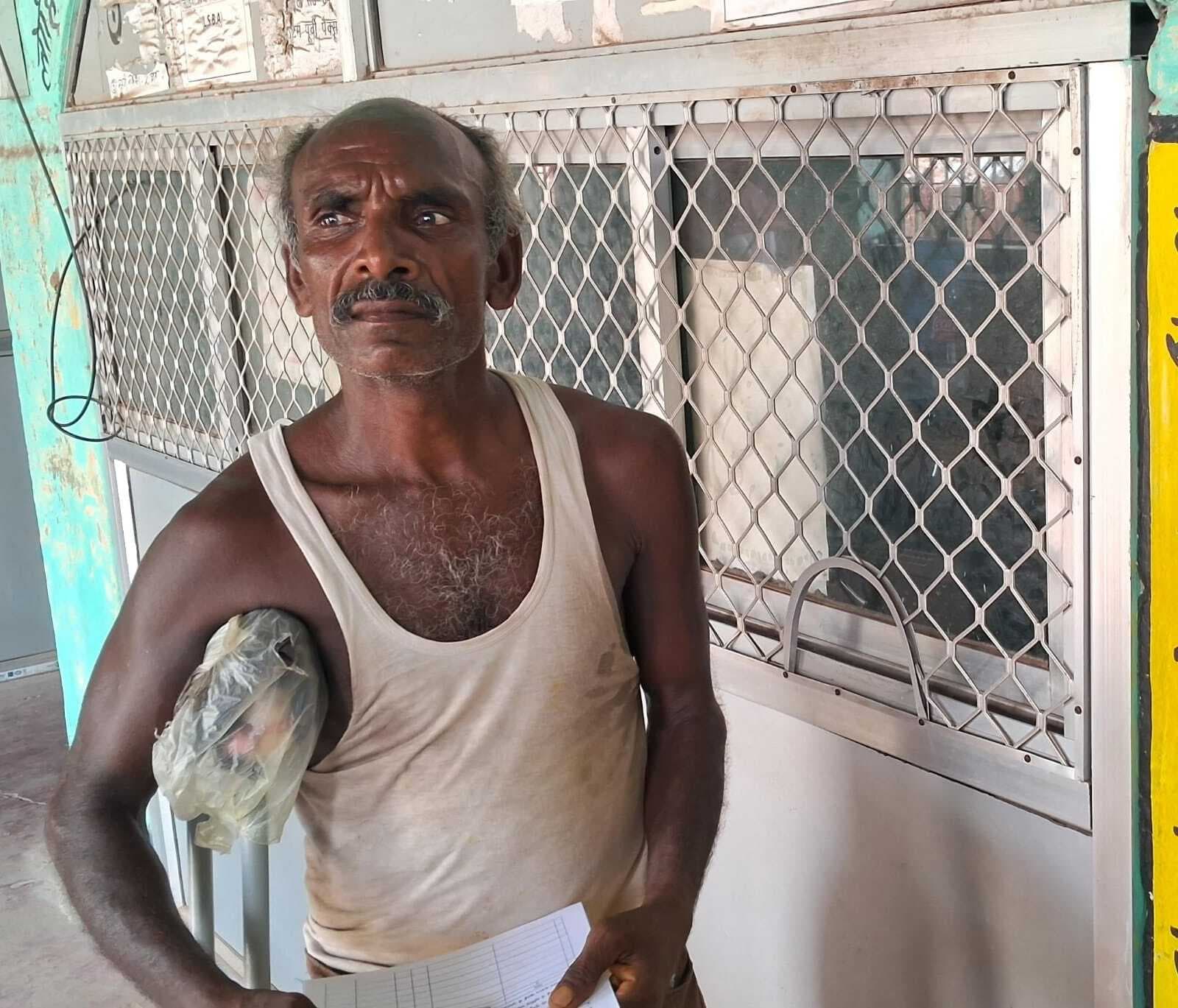 राशन कार्ड में नाम सुधरवाने के लिए प्रखंड कार्यालय का चक्कर काट रहा दिव्यांग