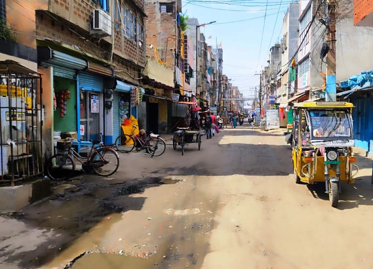 सदर बाजार रोड में सड़क किनारे मकान में पाइपलाइन कनेक्शन देना बनी चुनौती