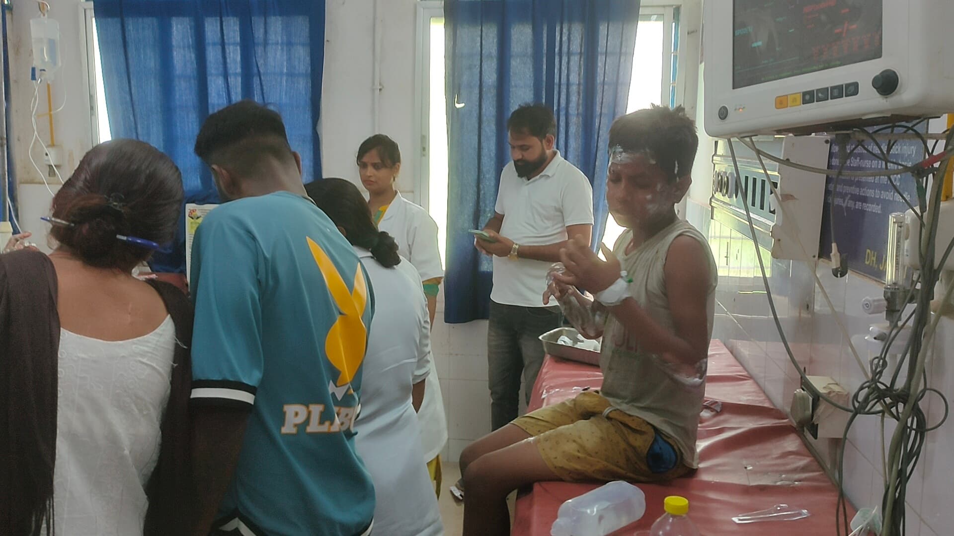 दो मासूम समेत चार झुलसे, एक की मौत