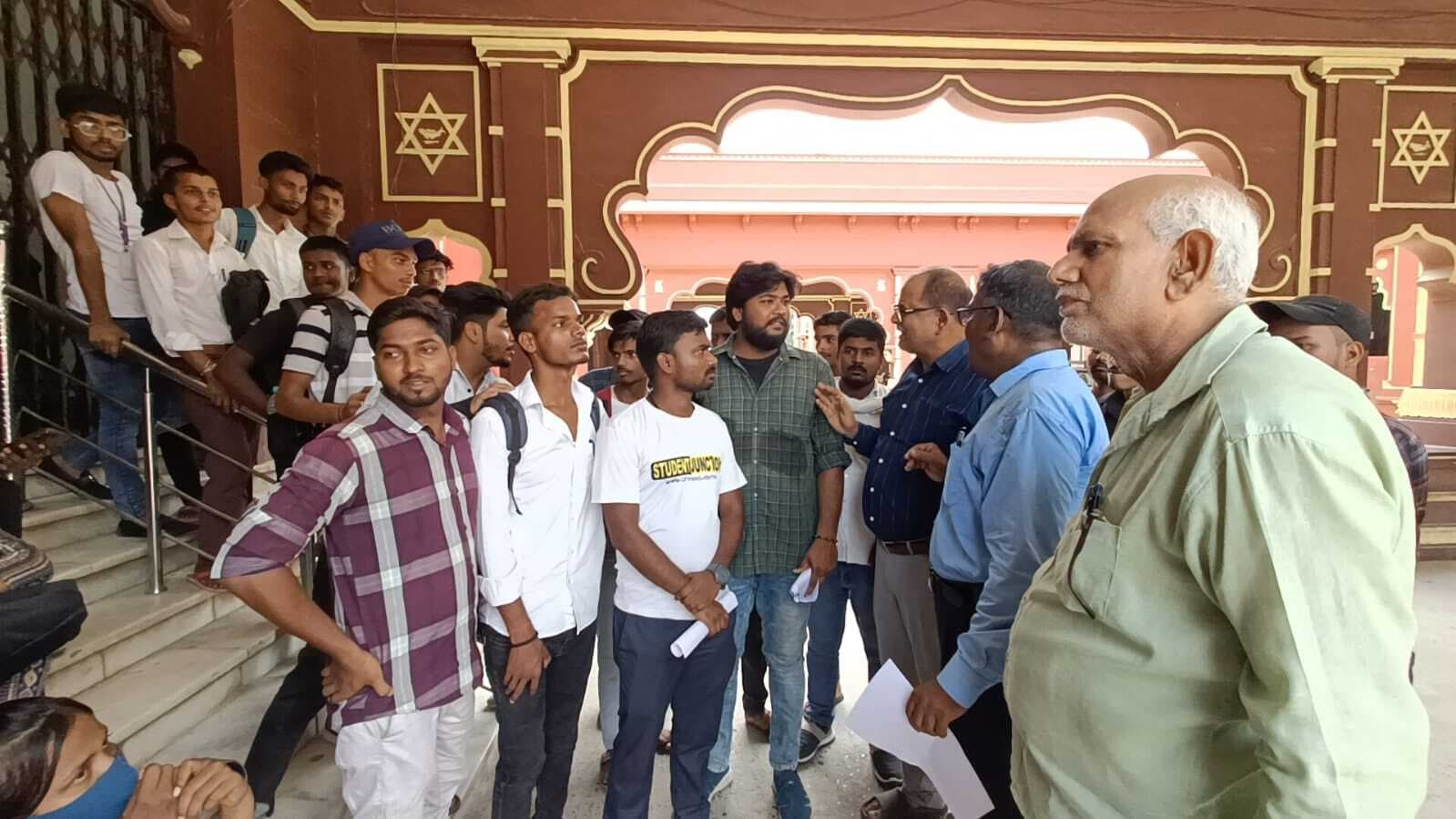 डिग्री फर्स्ट सेमेस्टर के रिजल्ट में गड़बड़ी एवं डाटा सेंटर की लापरवाही के खिलाफ आंदोलित हुए छात्र