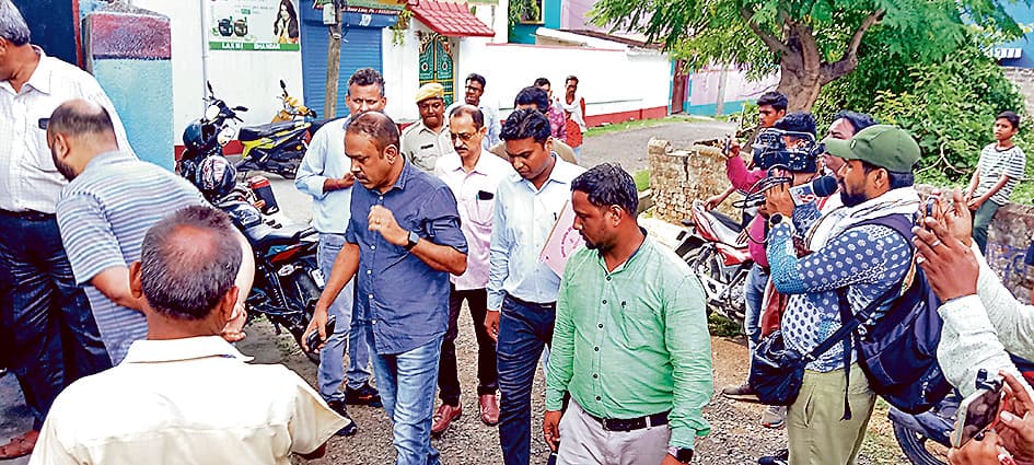 आसनसोल में आरएसएस कार्यालय में जांच को पहुंचे अधिकारी, तालाब पाटकर निर्माण का आरोप