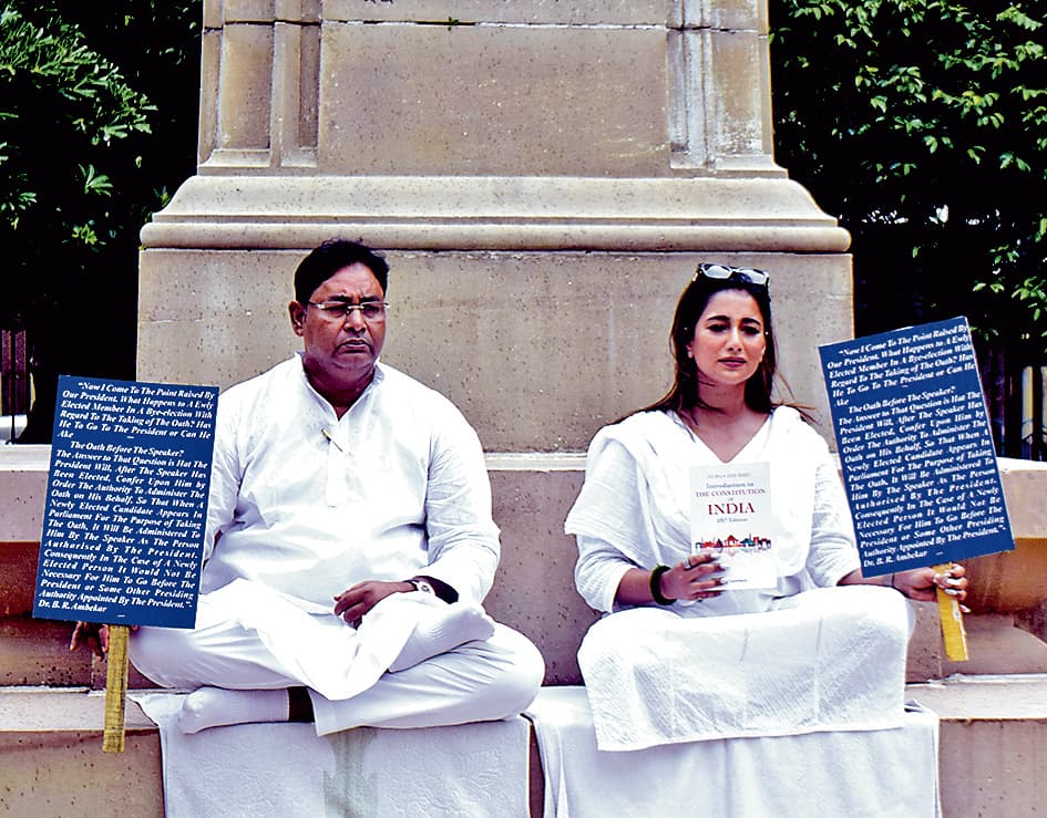 दोनों तृणमूल विधायकों ने विधानसभा में दिया धरना