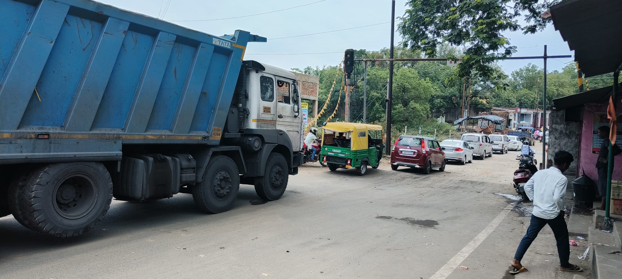 हाइवा डंपर से कोयला ढुलाई होने से परेशानी