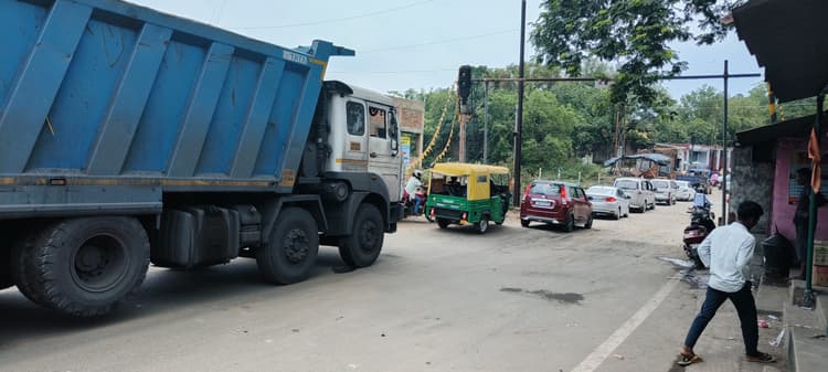 हाइवा डंपर से कोयला ढुलाई होने से परेशानी