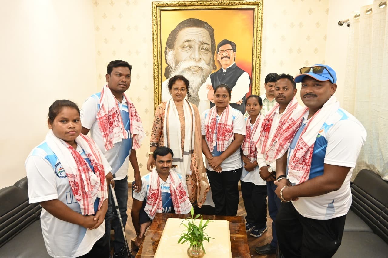 भारतीय पारा थ्रोबॉल टीम में शामिल झारखंड के खिलाड़ियों से मिली कल्पना सोरेन