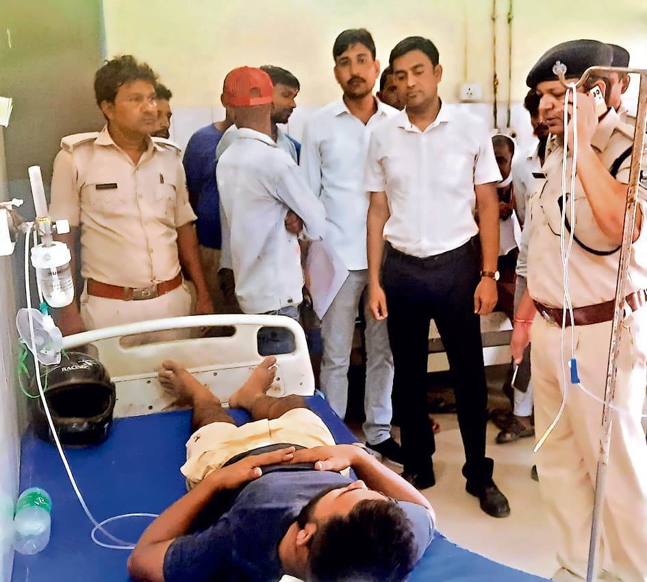 अधिवक्ता पिता-पुत्र की हत्या के अभियुक्त के घर पहुंचे रिश्तेदारों से मारपीट, पुलिस ने बचाया