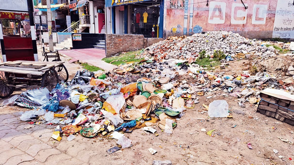 सफाई नहीं होने से सड़कों पर लगा कचरे का अंबार