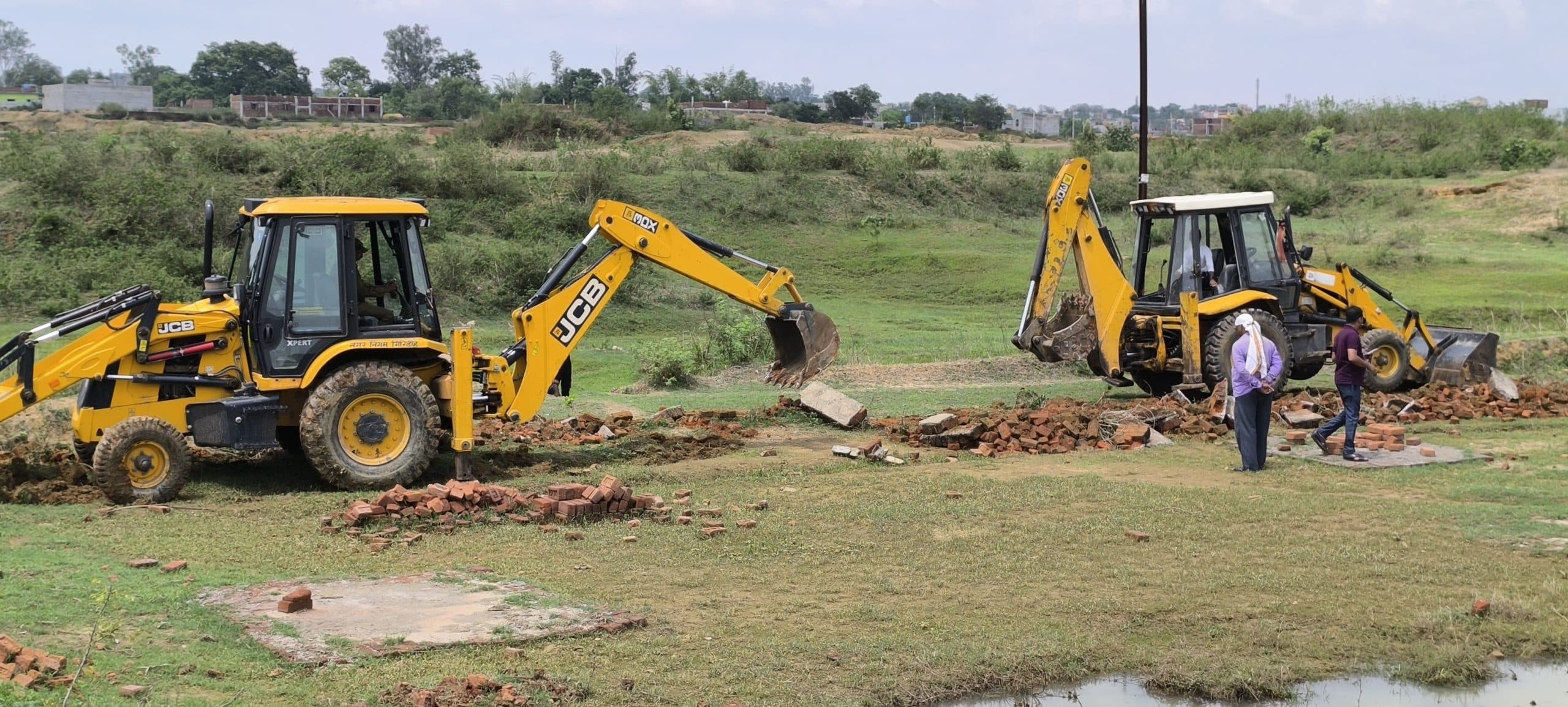 नदी की कब्जा वाली जमीन पर चला प्रशासन का बुलडोजर