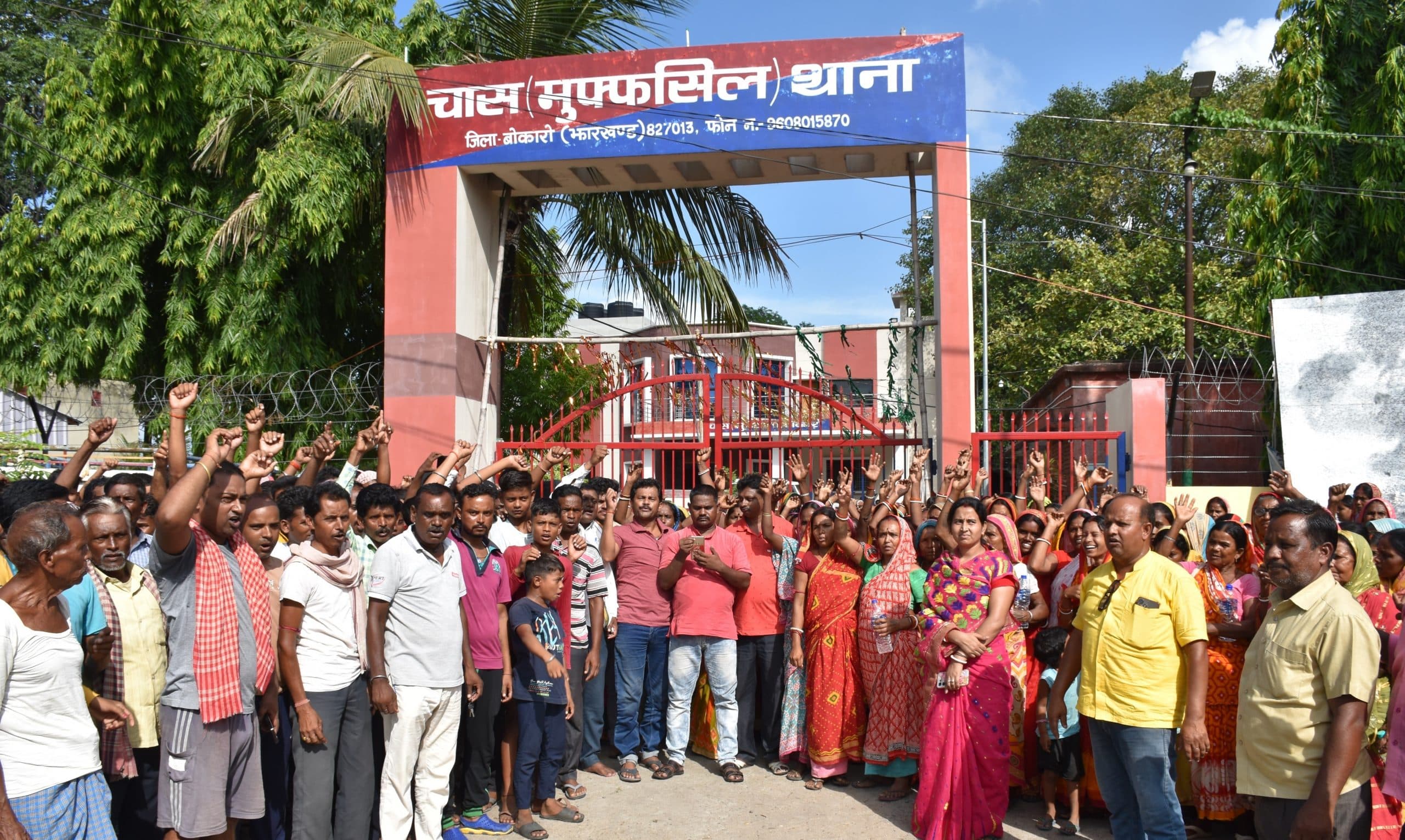 चास पुलिस ने आरोपी को उठाया, विरोध में मुफस्सिल थाने का लोगों ने किया घेराव