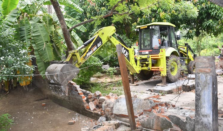 एलोरा हॉस्टल का बड़ा हॉल, खाली मकान व चहारदीवारी की गयी ध्वस्त