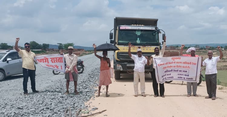 भुगतान के लिए सड़क पर उतरे रैयत, किया विरोध प्रदर्शन