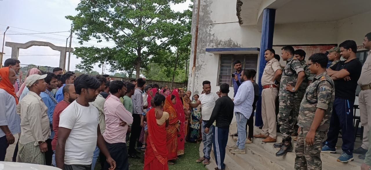 आरोपी की गिरफ्तारी को लेकर ग्रामीणों ने घेरा कसमार थाना