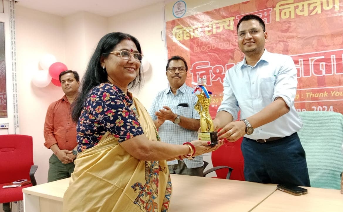 सखी बहिनपा मैथिलानी समूह को डीएम ने किया सम्मानित