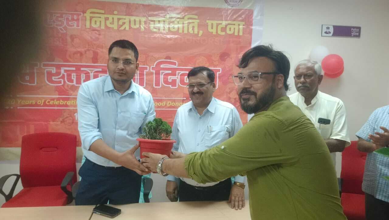 हर स्वस्थ व्यक्ति को करना चाहिए रक्तदान : डीएम