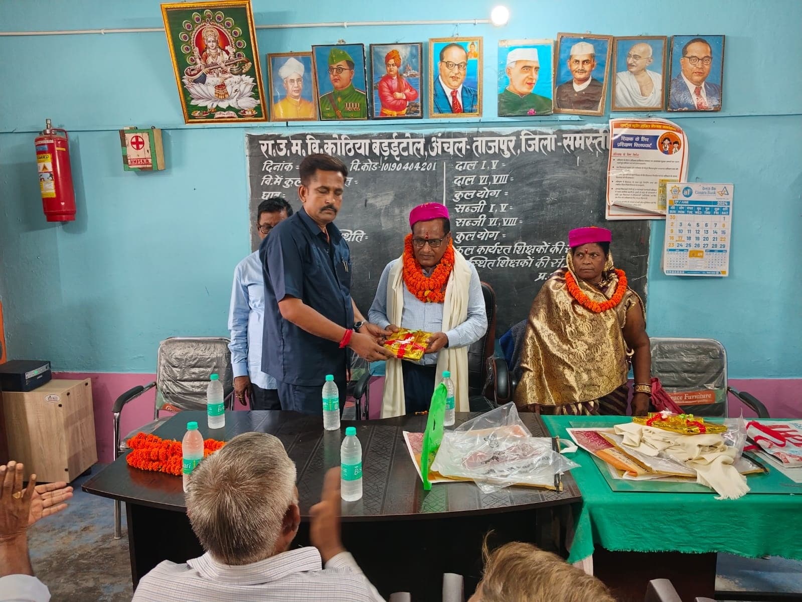 सेवानिवृति पर बीईओ व शिक्षिका को विद्यालय में किया गया सम्मानित