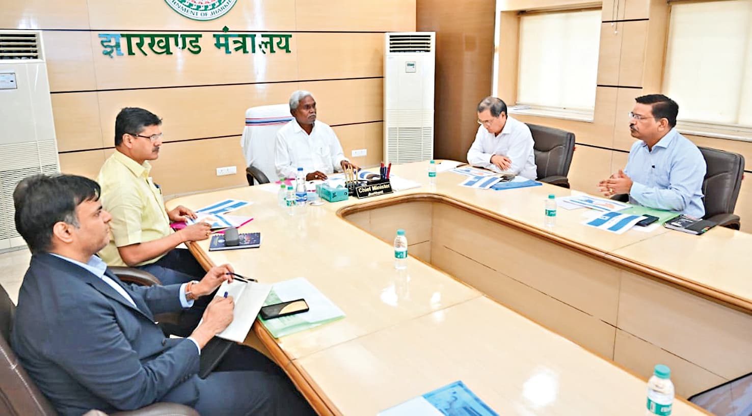 पहाड़ों से गिरनेवाले झरनों से जलापूर्ति पर हो विचार : चंपाई