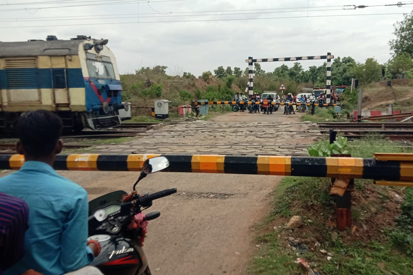 चंद्रपुरा में रेलवे फाटक बंद रहने से परेशानी