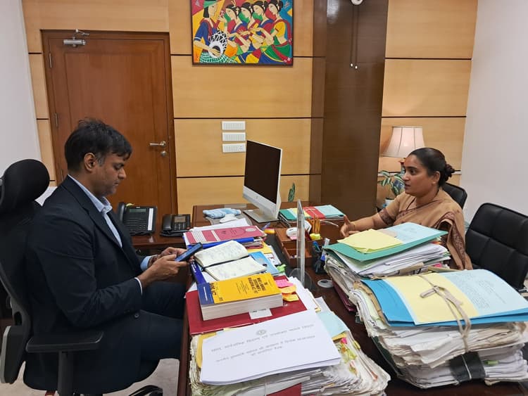 नगर विकास व पथ निर्माण विभाग के सचिव से मिलीं झरिया विधायक