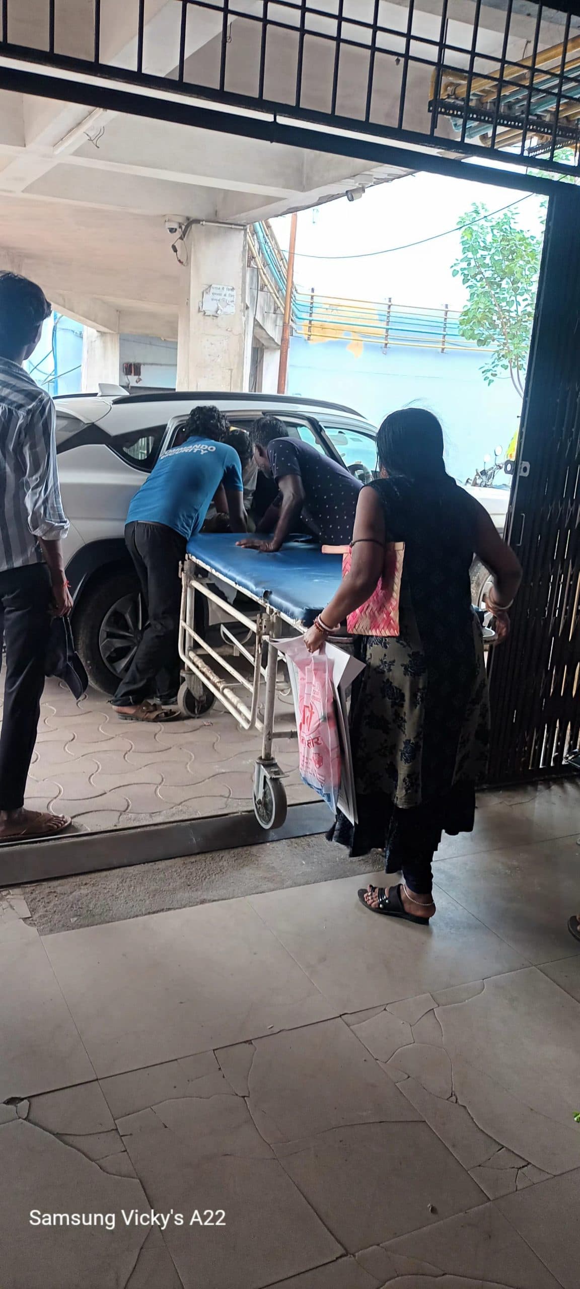 SNMMCH : इमरजेंसी में स्ट्रेचर के अभाव में जमीन पर पड़े रहते हैं मरीज, जवाबदेहों ने साधी चुप्पी