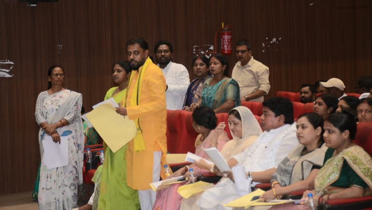 जिला परिषद बोर्ड की बैठक में टेक्सटाइल मार्केट सील करने पर लगी मुहर