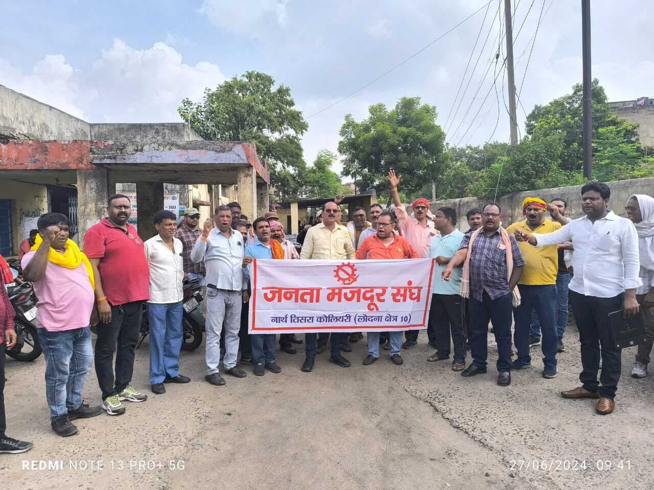 एनटी-एसटी परियोजना कार्यालय पर जोरदार प्रदर्शन