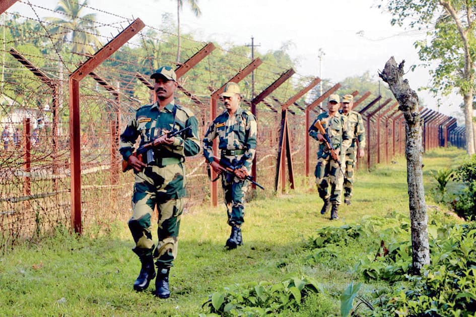 बांग्लादेशी घुसपैठियों ने बीएसएफ जवानों पर किया जानलेवा हमला