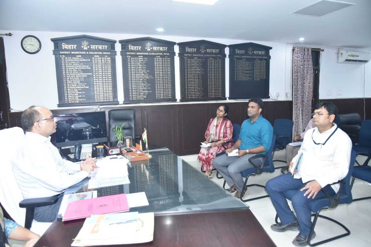 Patna : डीएम ने देर से आनेवाले 54 कर्मियों का वेतन रोका