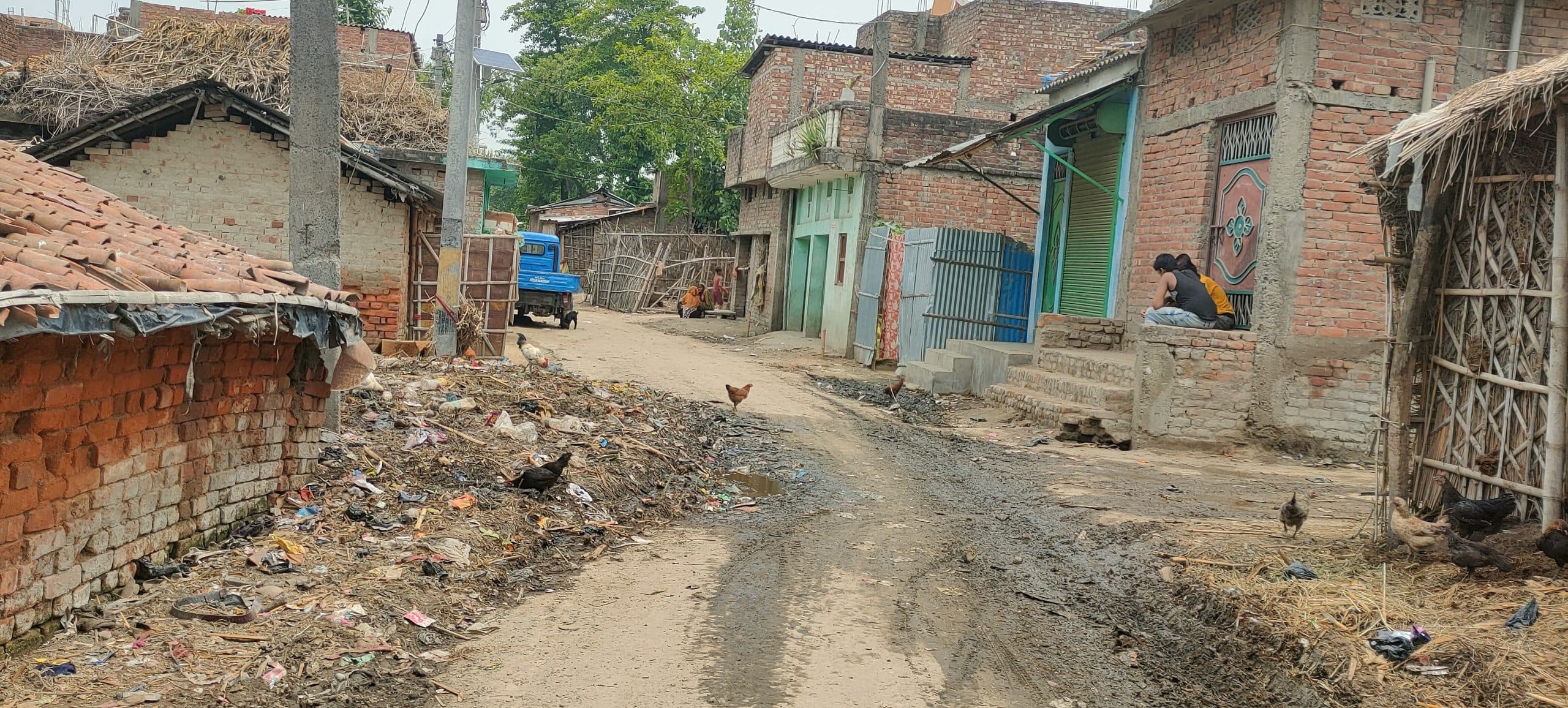 कई दिनों से सड़कों पर जमा है कचरा, नहीं हो रहा उठाव