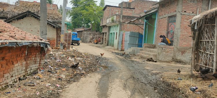 कई दिनों से सड़कों पर जमा है कचरा, नहीं हो रहा उठाव