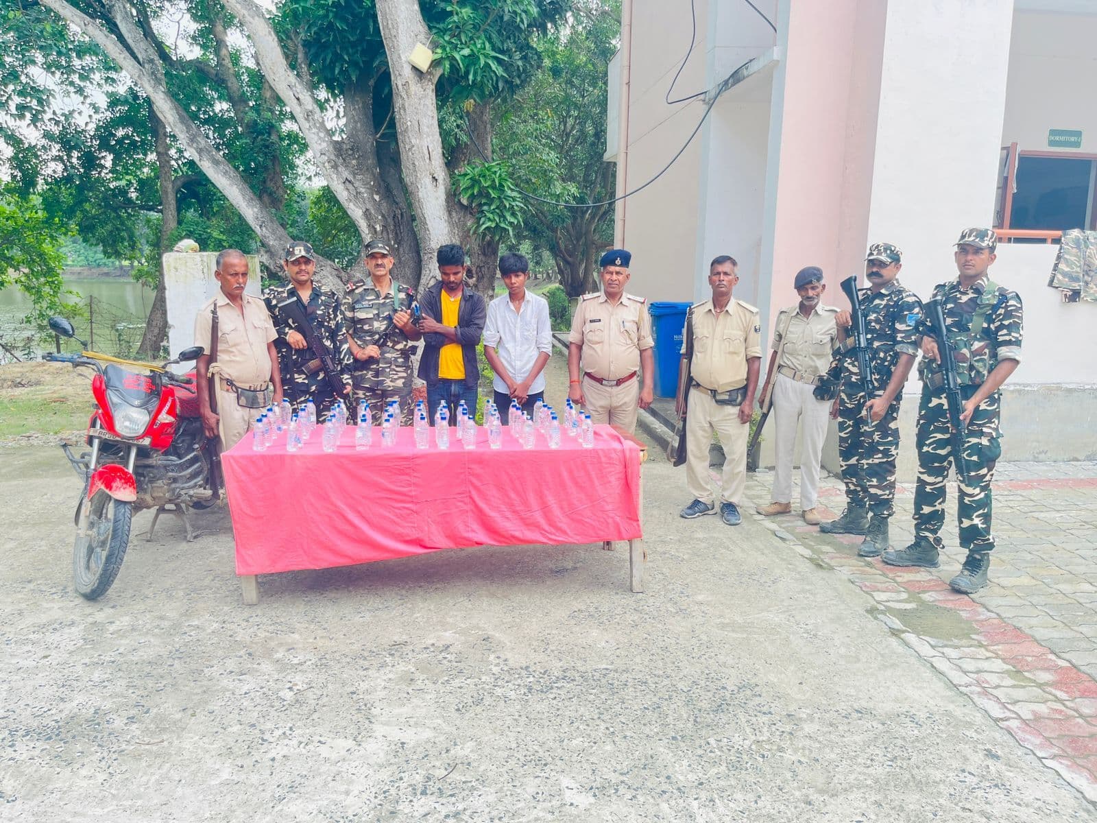 60 बोतल नेपाली शराब के साथ दो तस्कर गिरफ्तार, बाइक भी जब्त