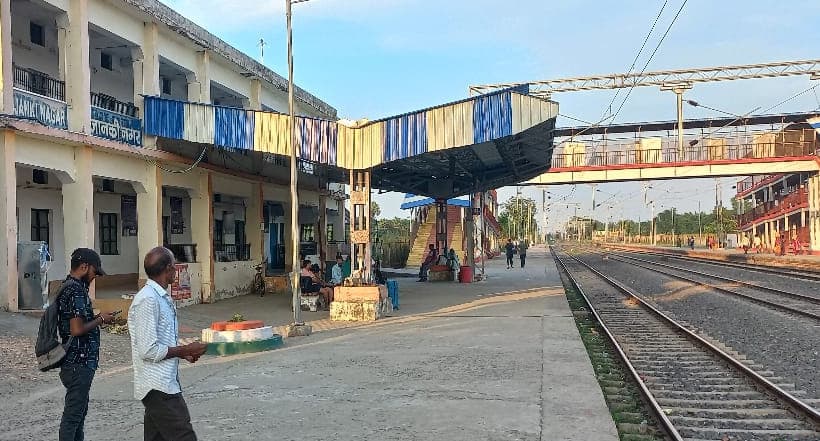 यात्री सुविधाओं से वंचित जानकीनगर रेलवे स्टेशन को उद्धारक का इंतजार