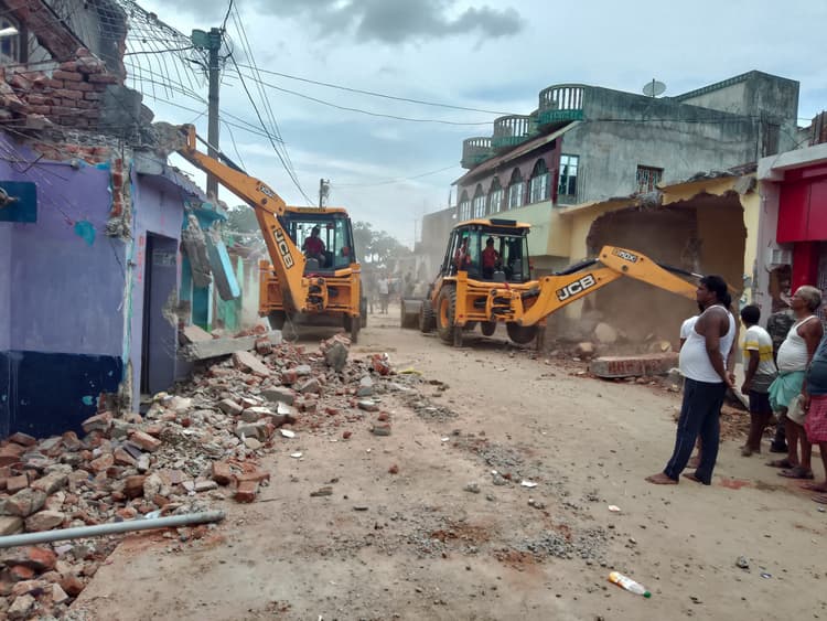 धर्मराज मंदिर जाने वाली सड़क पर चलाया गया अतिक्रमण हटाओ अभियान