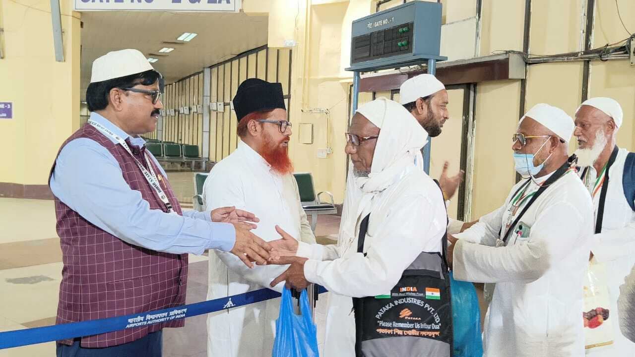 आजमीन-ए-हज का पहला जत्था पहुंचा कोलकाता एयरपोर्ट, खिदमत में पहुंचे पूर्व विधायक