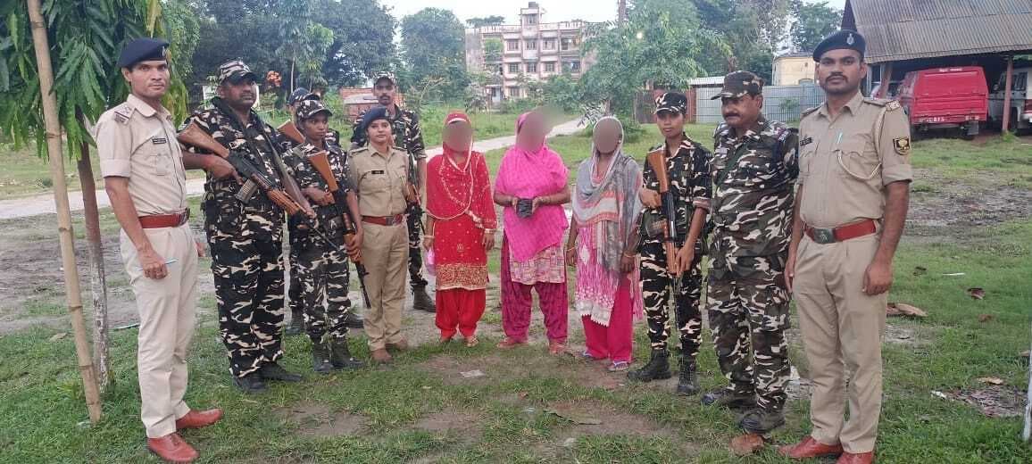 अफीम के साथ तीन महिला तस्करों को एसएसबी व ठाकुरगंज पुलिस ने किया गिरफ्तार