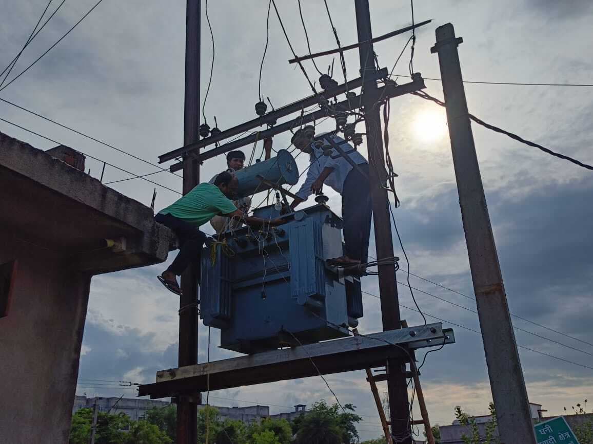 गर्मी में ट्रांसफॉर्मर खराब, पाकडीह के उपभोक्ता परेशान