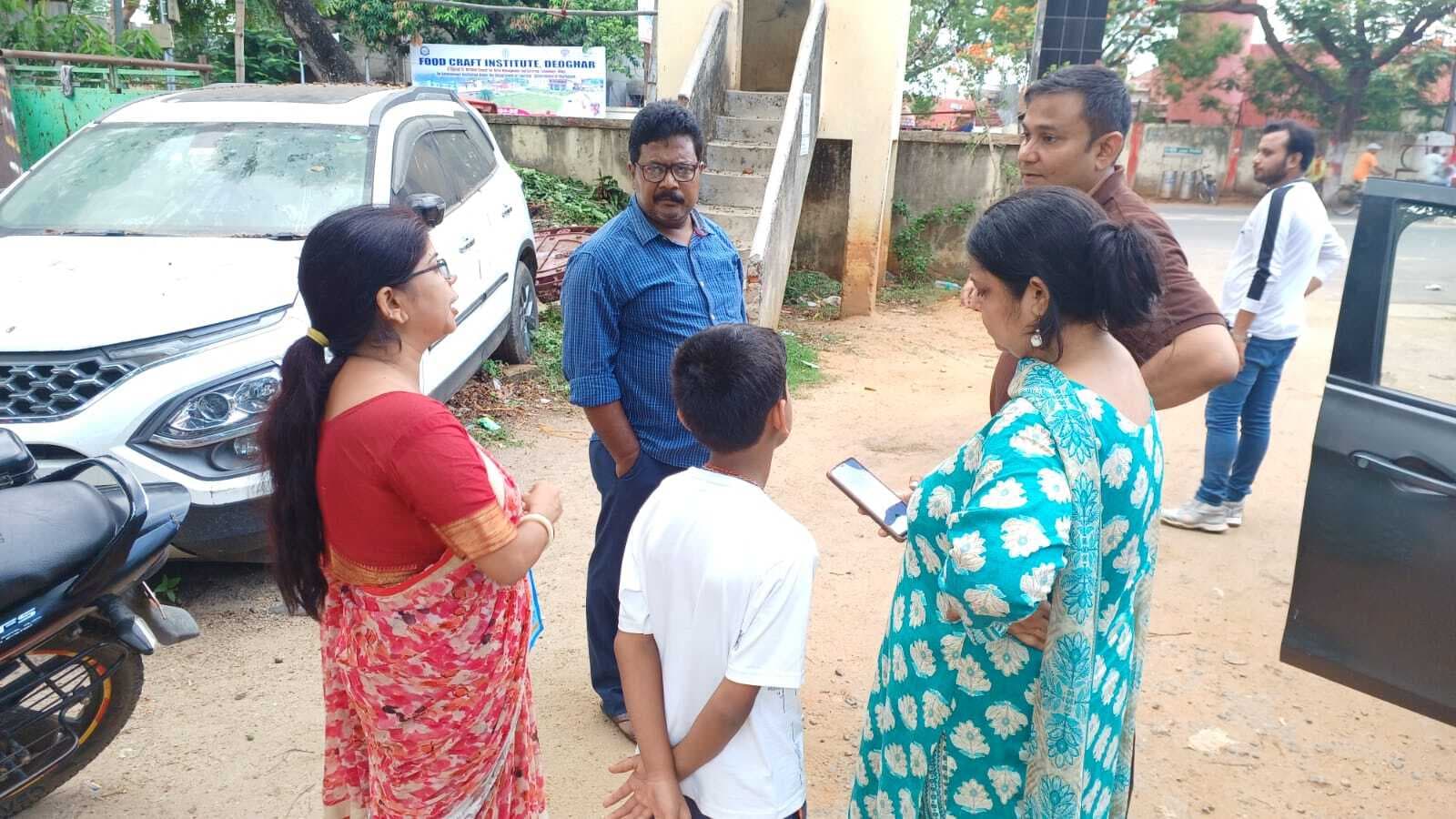 दिनदहाड़े दो महिलाओं के गले से चेन छिनतई कर भागे बाइकसवार