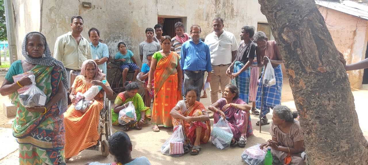 कुष्ठ रोगियों के बीच बंटी ड्रेसिंग सामग्री