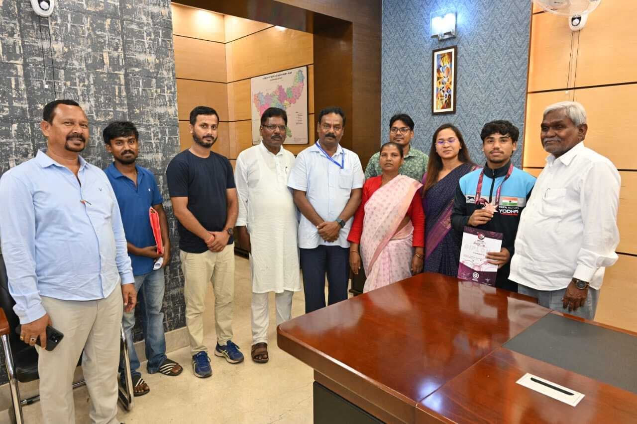 मुख्यमंत्री चंपाई सोरेन से मिले एशियन कुश्ती के कांस्य पदक विजेता विकास