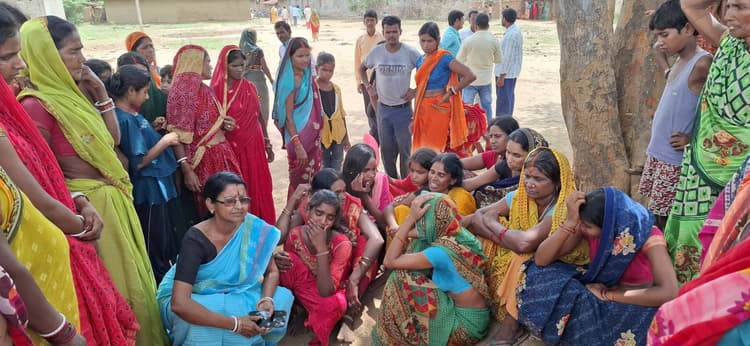 आरोप लगानेवाली महिला के घर पर पथराव, गांव छोड़ फरार हुआ परिवार, पुलिस से नाेक-झोंक