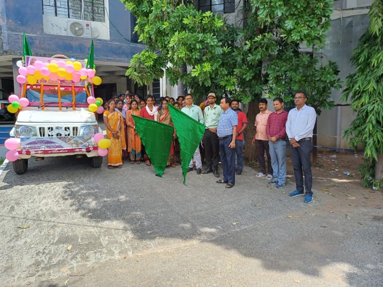 डीडीसी ने कौशल विकास जागरुकता रथ किया रवाना