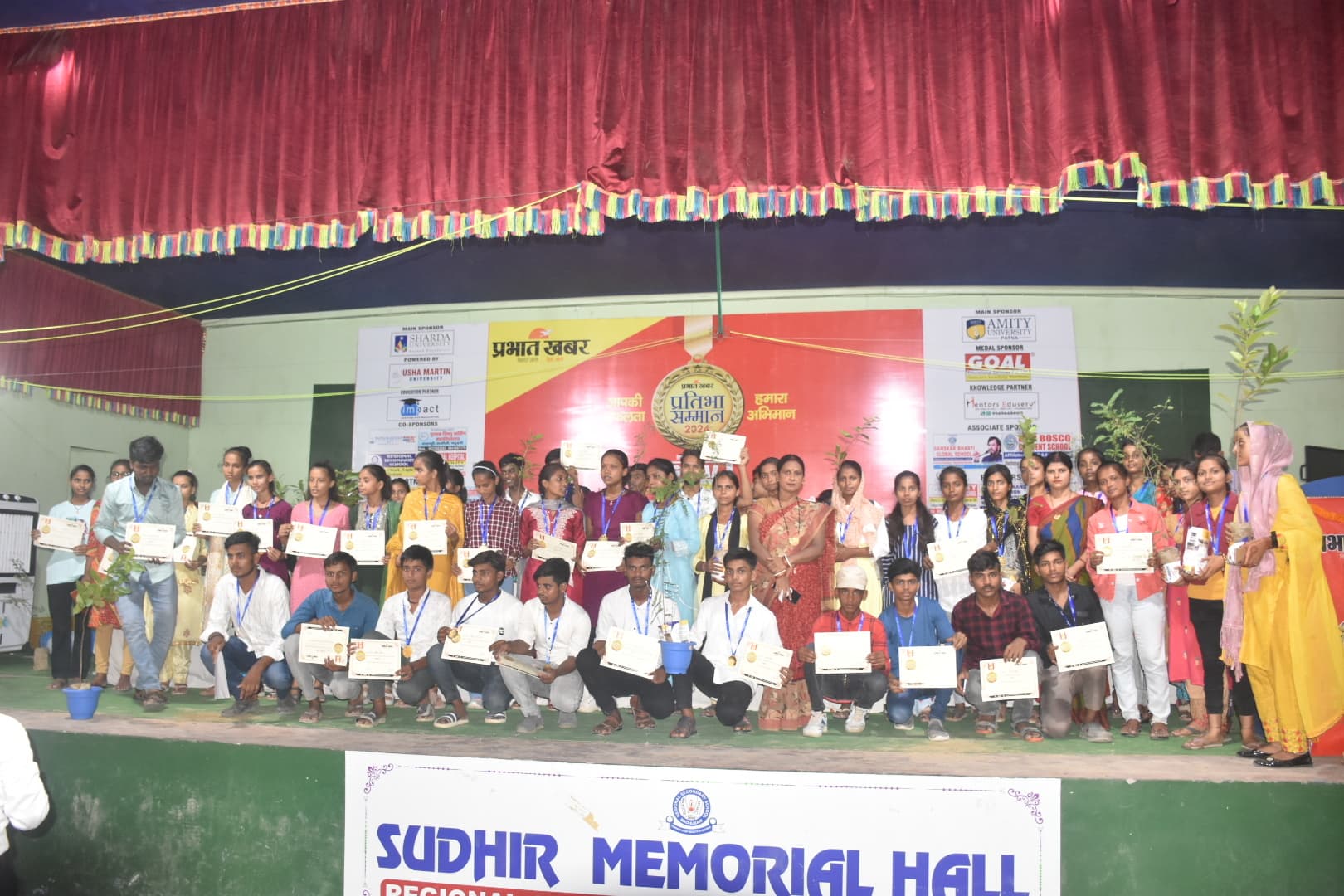 मेडल व प्रशस्ति पत्र पाते ही खिला पसीने से तर - बतर छात्रों का चेहरा