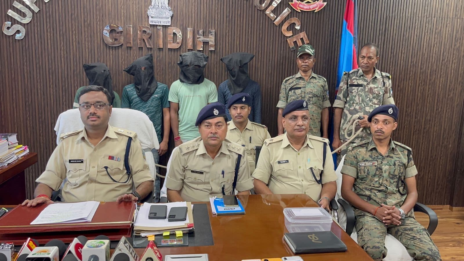 पुलिस के हत्थे चढ़े चार साइबर आरोपी, चार पहिया वाहन, मोबाइल, एटीम बरामद