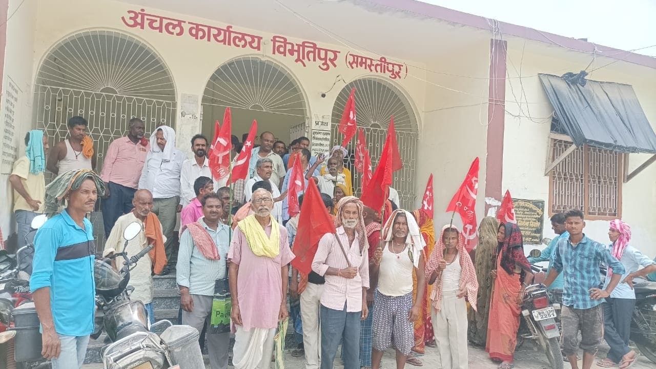 पर्चाधारियों के लिए रसीद की मांग को लेकर सीओ के समक्ष प्रदर्शन