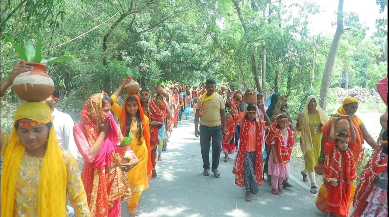 अष्टयाम यज्ञ को लेकर निकाली गई शोभा यात्रा