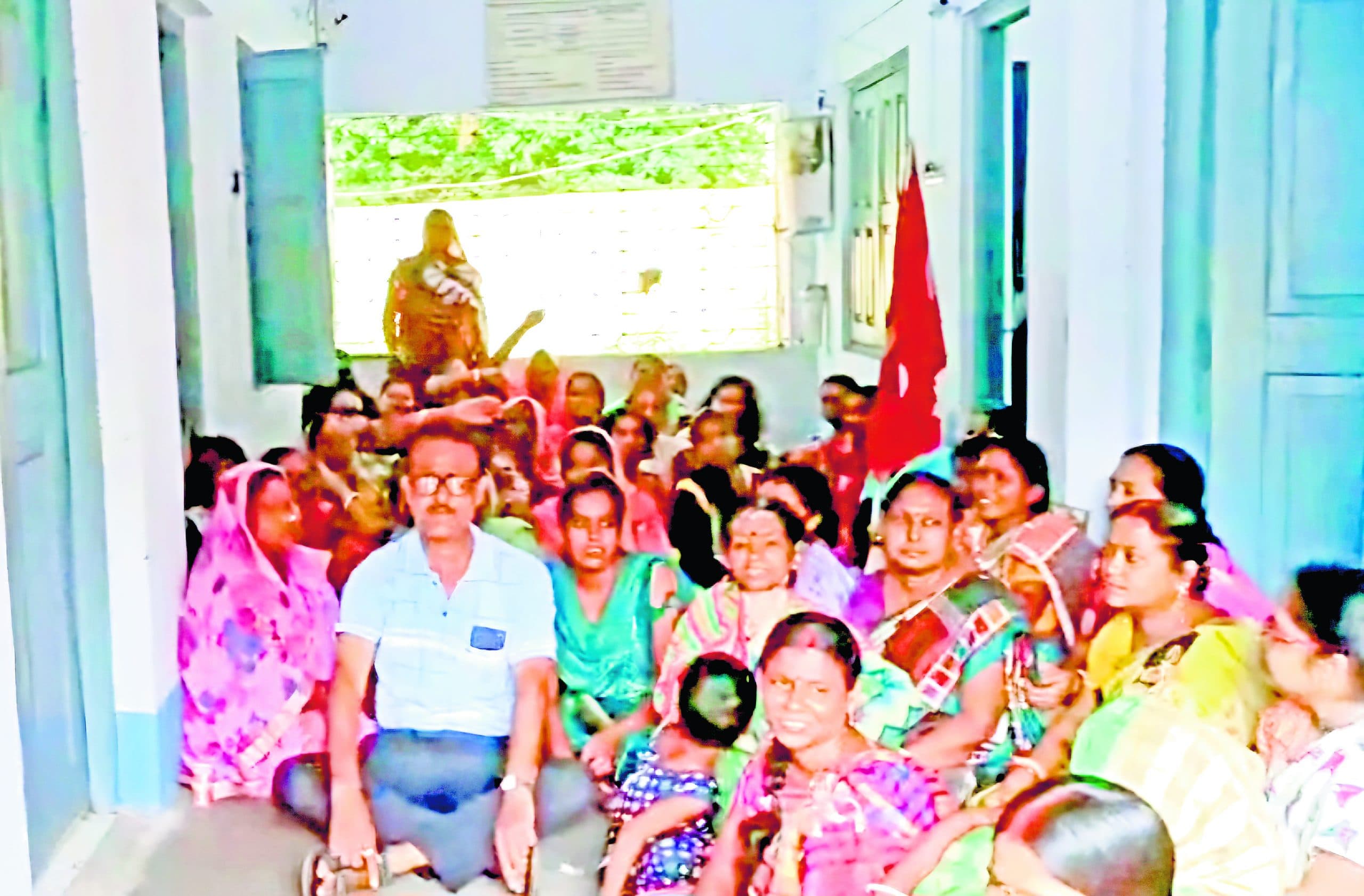 बिजली व पानी के लिए गिरमिट इलाके में एजेंट ऑफिस का घेराव